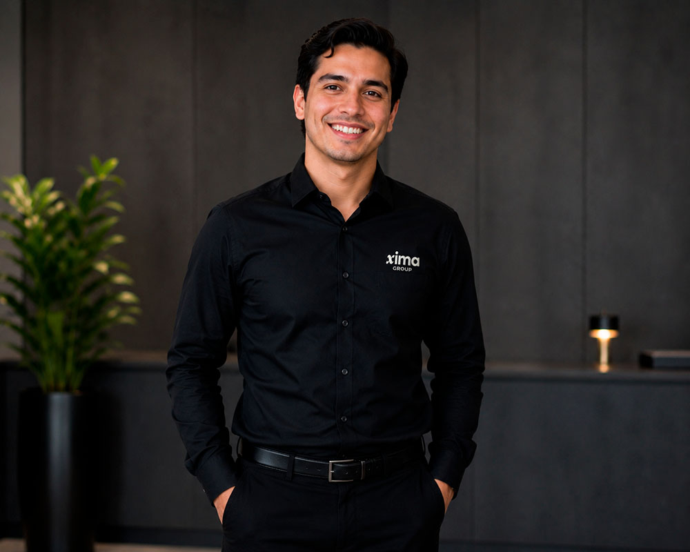 Colaborador de Xima Group en las instalaciones corporativas.