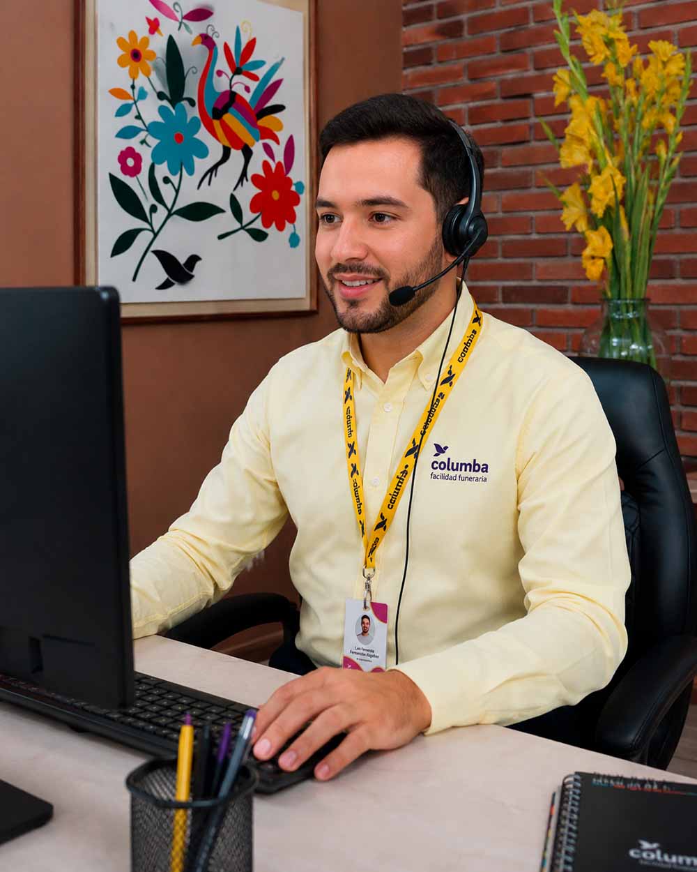 Colaborador de Columba atendiendo procesos administrativos.