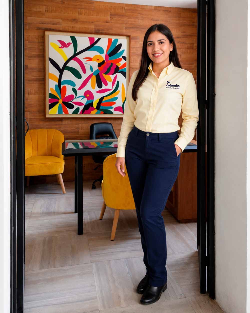Colaboradora de Columba recorriendo las instalaciones de la empresa.