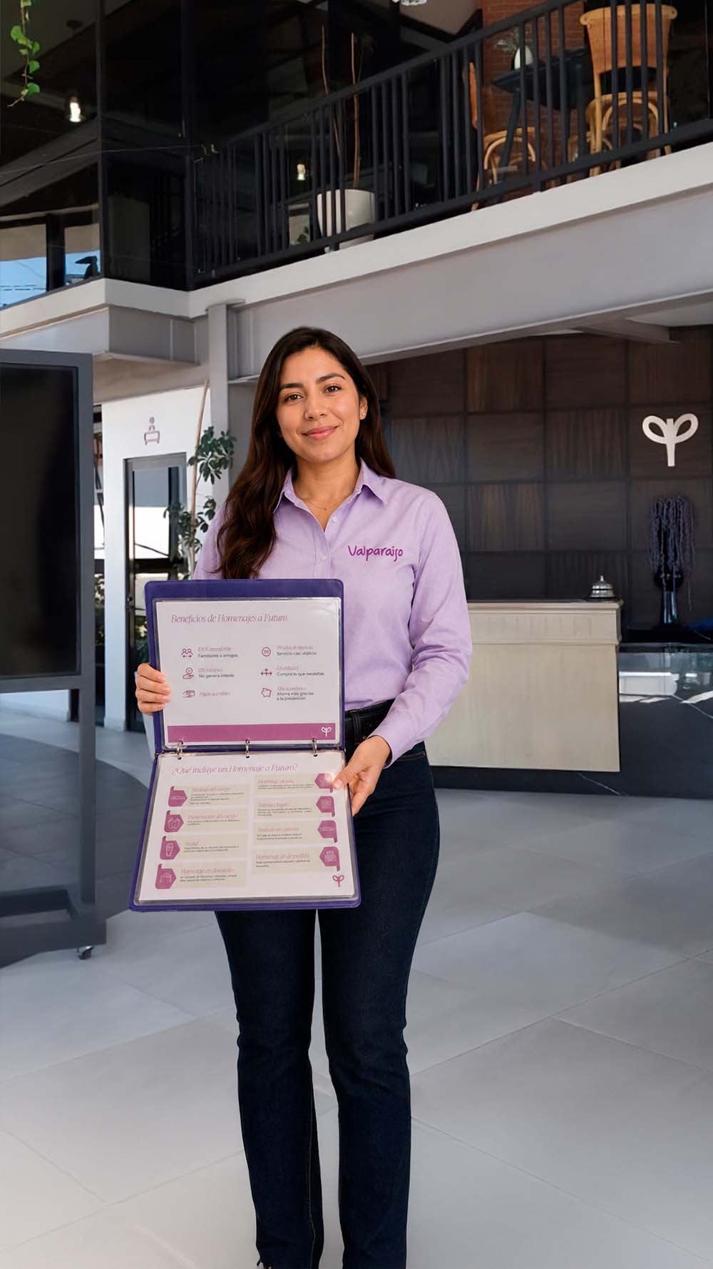 Colaboradora de Xima Group mostrando reconocimiento profesional.