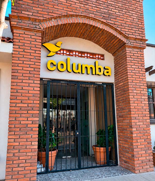 Fachada de la empresa Columba Funerales, ubicada en Toluca, Estado de México.