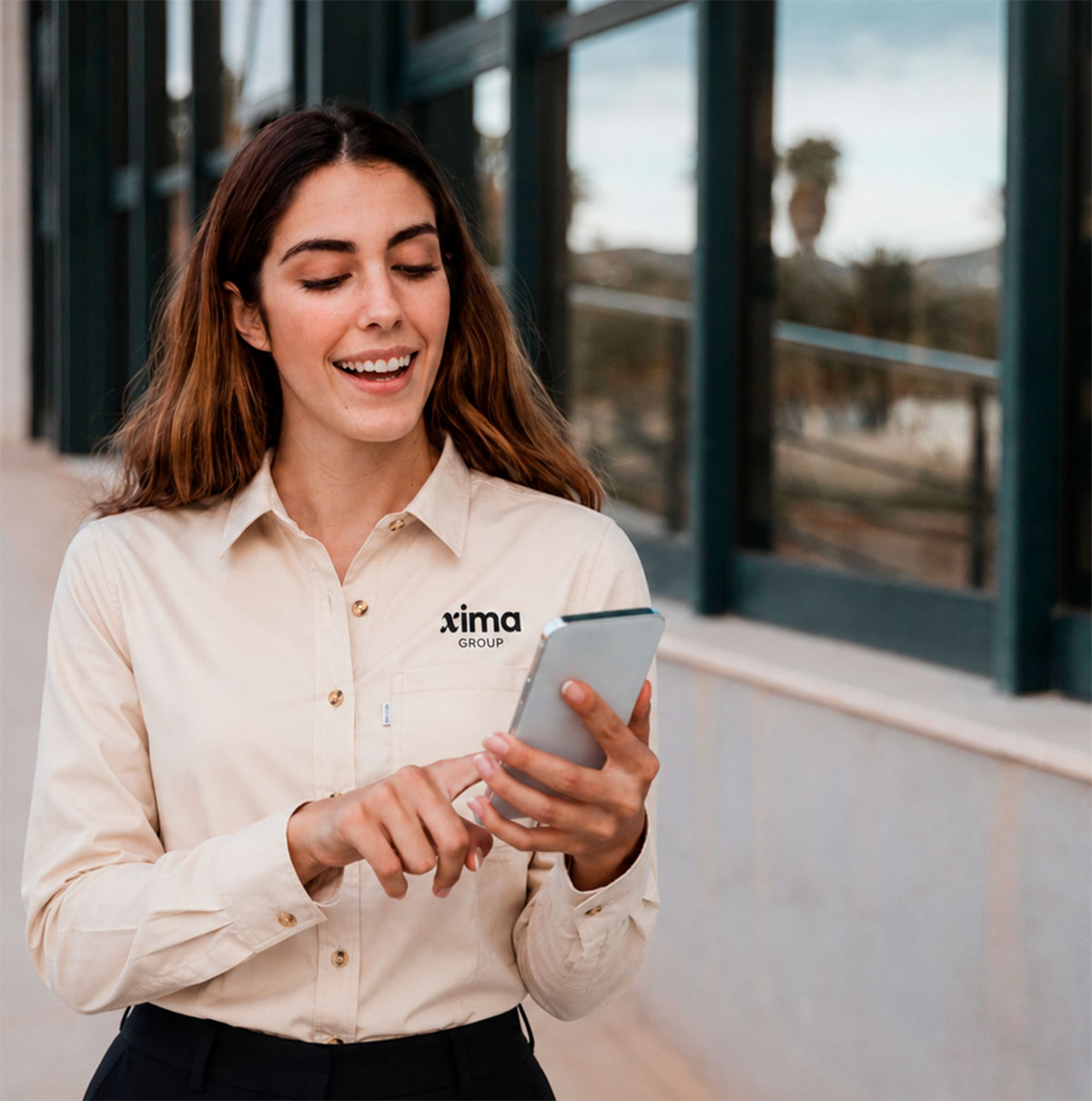 Colaboradora de Xima Group compartiendo contenido en redes sociales.